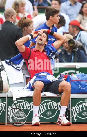 Paris, France. 5 juin, 2016. Novak Djokovic (SRB) Tennis : Novak Djokovic de Serbie s'applique Eye drops au cours de la finale du tournoi de l'Open de France de tennis contre Andy Murray de Grande-Bretagne à la Roland Garros à Paris, France . Credit : AFLO/Alamy Live News Banque D'Images