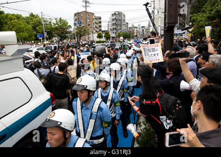 KAWASAKI, JAPON - JUIN 05 : Divers groupes fascistes et racistes se heurtent à la police alors qu'ils tentent de perturber une contre-manifestation raciste à Nakahara Parc de la paix, la ville de Kawasaki, préfecture de Kanagawa, Japon le 5 juin 2016. Un tribunal de district de la préfecture de Kanagawa a publié une première injonction provisoire empêchant un activiste coréen de tenir un rassemblement à proximité de l''établissement d'un groupe ethnique qui prend en charge les Coréens. Crédit : Richard Atrero de Guzman/AFLO/Alamy Live News Banque D'Images