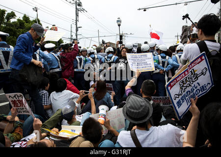 KAWASAKI, JAPON - JUIN 05 : Divers groupes fascistes et racistes se heurtent à la police alors qu'ils tentent de perturber une protestation contre le racisme dans le parc de la paix, Nakahara Kawasaki, préfecture de Kanagawa, Japon le 5 juin 2016. Un tribunal de district de la préfecture de Kanagawa a publié une première injonction provisoire empêchant un activiste coréen de tenir un rassemblement à proximité de l''établissement d'un groupe ethnique qui prend en charge les Coréens. Crédit : Richard Atrero de Guzman/AFLO/Alamy Live News Banque D'Images
