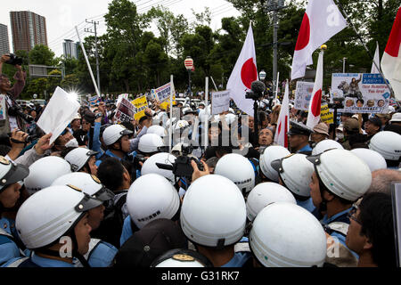 KAWASAKI, JAPON - JUIN 05 : Divers groupes fascistes et racistes se heurtent à la police alors qu'ils tentent de perturber une protestation contre le racisme dans le parc de la paix, Nakahara Kawasaki, préfecture de Kanagawa, Japon le 5 juin 2016. Un tribunal de district de la préfecture de Kanagawa a publié une première injonction provisoire empêchant un activiste coréen de tenir un rassemblement à proximité de l''établissement d'un groupe ethnique qui prend en charge les Coréens. Crédit : Richard Atrero de Guzman/AFLO/Alamy Live News Banque D'Images