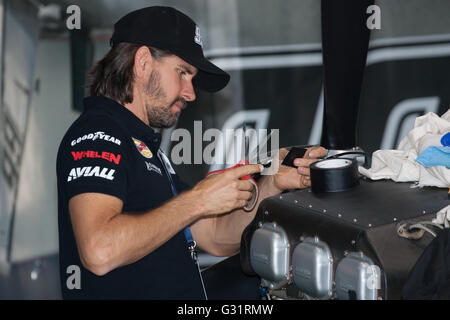 2016/06/04 Chiba, le championnat du monde Red Bull Air Race 2016 c'est fait 3ème arrêt à Chiba au Japon. Mécanicien d'aviation (photos par Michael Steinebach/AFLO) Banque D'Images