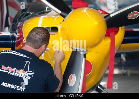 2016/06/04 Chiba, le championnat du monde Red Bull Air Race 2016 c'est fait 3ème arrêt à Chiba au Japon. Mécanicien d'aviation (photos par Michael Steinebach/AFLO) Banque D'Images