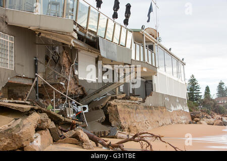 Sydney, Australie. 06th juin 2016. D'énormes vagues et des marées géantes ont frappé la plage de Collaroy Sydney, le club de la plage de Collaroy a été gravement endommagé pendant la tempête. Crédit : model10/Alamy Live News Banque D'Images