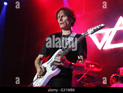 Manchester, UK. 5 mai, 2016. L'exécution de Steve Vai sur sa 'passion' et la guerre 25e anniversaire World Tour à la Manchester Ritz Crédit : Ernie Pollard/Alamy Live News Banque D'Images