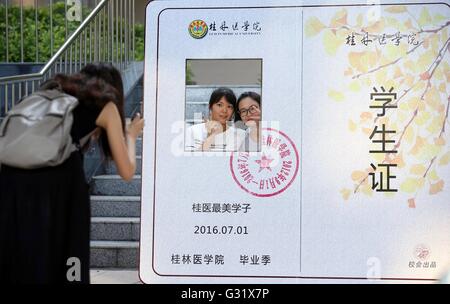 Guilin. 6 juin, 2016. Poser pour les diplômés photos derrière un modèle de carte d'étudiant à l'Université de médecine de Guilin à Guilin, Chine du Sud, région autonome Zhuang du Guangxi, le 6 juin 2016. © Xinhua/Alamy Live News Banque D'Images