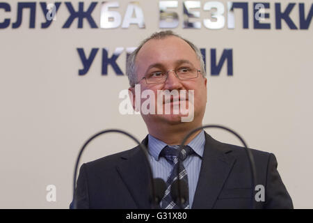 Kiev, Ukraine. 6 juin, 2016. Chef du Service de sécurité de l'Ukraine.Vasyl Hrytsak est perçu au cours de la conférence de presse. Le Service de sécurité de Lukraine a exposé un groupe terroriste qui a planifié une série d'attaques terroristes en France avant et pendant le Championnat Européen de Football 2016. Citoyen français a tenté d'exporter à partir de l'Ukraine cinq fusils Kalachnikov avec plus de 5 000 munitions, des lance-roquettes RPG-7 avec 18 lanceur de grenades, 125 kilogrammes de TNT et d'une centaine de détonateurs électriques. Credit : Sergii Kharchenko/ZUMA/Alamy Fil Live News Banque D'Images