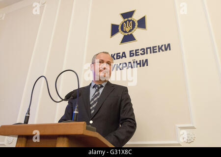 Kiev, Ukraine. 6 juin, 2016. Chef du Service de sécurité de l'Ukraine.Vasyl Hrytsak est perçu au cours de la conférence de presse. Le Service de sécurité de Lukraine a exposé un groupe terroriste qui a planifié une série d'attaques terroristes en France avant et pendant le Championnat Européen de Football 2016. Citoyen français a tenté d'exporter à partir de l'Ukraine cinq fusils Kalachnikov avec plus de 5 000 munitions, des lance-roquettes RPG-7 avec 18 lanceur de grenades, 125 kilogrammes de TNT et d'une centaine de détonateurs électriques. Credit : Sergii Kharchenko/ZUMA/Alamy Fil Live News Banque D'Images