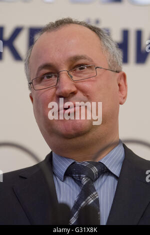 Kiev, Ukraine. 6 juin, 2016. Chef du Service de sécurité de l'Ukraine.Vasyl Hrytsak est perçu au cours de la conférence de presse. Le Service de sécurité de Lukraine a exposé un groupe terroriste qui a planifié une série d'attaques terroristes en France avant et pendant le Championnat Européen de Football 2016. Citoyen français a tenté d'exporter à partir de l'Ukraine cinq fusils Kalachnikov avec plus de 5 000 munitions, des lance-roquettes RPG-7 avec 18 lanceur de grenades, 125 kilogrammes de TNT et d'une centaine de détonateurs électriques. Credit : Sergii Kharchenko/ZUMA/Alamy Fil Live News Banque D'Images