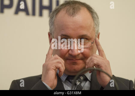 Kiev, Ukraine. 6 juin, 2016. Chef du Service de sécurité de l'Ukraine.Vasyl Hrytsak est perçu au cours de la conférence de presse. Le Service de sécurité de Lukraine a exposé un groupe terroriste qui a planifié une série d'attaques terroristes en France avant et pendant le Championnat Européen de Football 2016. Citoyen français a tenté d'exporter à partir de l'Ukraine cinq fusils Kalachnikov avec plus de 5 000 munitions, des lance-roquettes RPG-7 avec 18 lanceur de grenades, 125 kilogrammes de TNT et d'une centaine de détonateurs électriques. Credit : Sergii Kharchenko/ZUMA/Alamy Fil Live News Banque D'Images