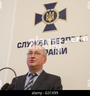 Kiev, Ukraine. 6 juin, 2016. Chef du Service de sécurité de l'Ukraine.Vasyl Hrytsak est perçu au cours de la conférence de presse. Le Service de sécurité de Lukraine a exposé un groupe terroriste qui a planifié une série d'attaques terroristes en France avant et pendant le Championnat Européen de Football 2016. Citoyen français a tenté d'exporter à partir de l'Ukraine cinq fusils Kalachnikov avec plus de 5 000 munitions, des lance-roquettes RPG-7 avec 18 lanceur de grenades, 125 kilogrammes de TNT et d'une centaine de détonateurs électriques. Credit : Sergii Kharchenko/ZUMA/Alamy Fil Live News Banque D'Images