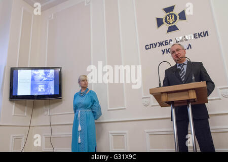 Kiev, Ukraine. 6 juin, 2016. Chef du Service de sécurité de l'Ukraine.Vasyl Hrytsak montre un dossiers et photos du suspect lors de la conférence de presse. Le Service de sécurité de Lukraine a exposé un groupe terroriste qui a planifié une série d'attaques terroristes en France avant et pendant le Championnat Européen de Football 2016. Citoyen français a tenté d'exporter à partir de l'Ukraine cinq fusils Kalachnikov avec plus de 5 000 munitions, des lance-roquettes RPG-7 avec 18 lanceur de grenades, 125 kilogrammes de TNT et d'une centaine de détonateurs électriques. Credit : Sergii Kharchenko/ZUMA/Alamy Fil Live News Banque D'Images