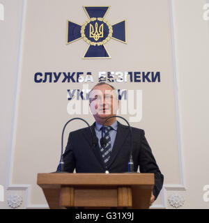 Kiev, Ukraine. 6 juin, 2016. Chef du Service de sécurité de l'Ukraine.Vasyl Hrytsak est perçu au cours de la conférence de presse. Le Service de sécurité de Lukraine a exposé un groupe terroriste qui a planifié une série d'attaques terroristes en France avant et pendant le Championnat Européen de Football 2016. Citoyen français a tenté d'exporter à partir de l'Ukraine cinq fusils Kalachnikov avec plus de 5 000 munitions, des lance-roquettes RPG-7 avec 18 lanceur de grenades, 125 kilogrammes de TNT et d'une centaine de détonateurs électriques. Credit : Sergii Kharchenko/ZUMA/Alamy Fil Live News Banque D'Images