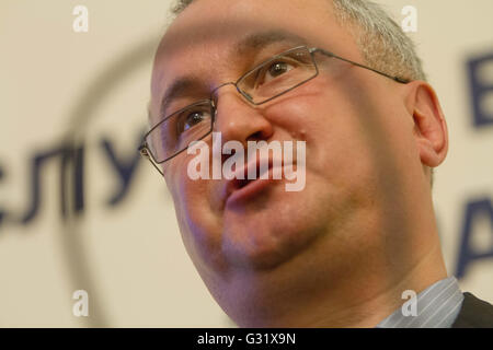 Kiev, Ukraine. 6 juin, 2016. Chef du Service de sécurité de l'Ukraine.Vasyl Hrytsak est perçu au cours de la conférence de presse. Le Service de sécurité de Lukraine a exposé un groupe terroriste qui a planifié une série d'attaques terroristes en France avant et pendant le Championnat Européen de Football 2016. Citoyen français a tenté d'exporter à partir de l'Ukraine cinq fusils Kalachnikov avec plus de 5 000 munitions, des lance-roquettes RPG-7 avec 18 lanceur de grenades, 125 kilogrammes de TNT et d'une centaine de détonateurs électriques. Credit : Sergii Kharchenko/ZUMA/Alamy Fil Live News Banque D'Images