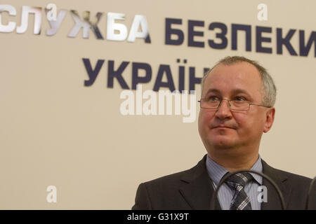 Kiev, Ukraine. 6 juin, 2016. Chef du Service de sécurité de l'Ukraine.Vasyl Hrytsak est perçu au cours de la conférence de presse. Le Service de sécurité de Lukraine a exposé un groupe terroriste qui a planifié une série d'attaques terroristes en France avant et pendant le Championnat Européen de Football 2016. Citoyen français a tenté d'exporter à partir de l'Ukraine cinq fusils Kalachnikov avec plus de 5 000 munitions, des lance-roquettes RPG-7 avec 18 lanceur de grenades, 125 kilogrammes de TNT et d'une centaine de détonateurs électriques. Credit : Sergii Kharchenko/ZUMA/Alamy Fil Live News Banque D'Images