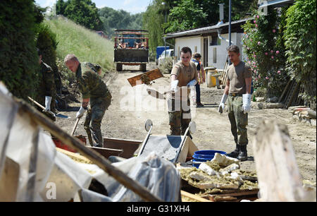 La Bavière, Allemagne. 06 Juin, 2016. Les membres du bataillon de pionniers 4 blindés des Forces armées allemandes à aider les efforts d'assainissement à Simbach am Inn, Allemagne, 06 juin 2016. Sept personnes sont mortes dans la ville à la suite des inondations qui ont également causé des dommages considérables. Dpa : Crédit photo alliance/Alamy Live News Banque D'Images