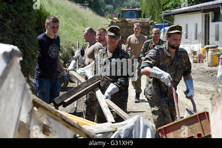 La Bavière, Allemagne. 06 Juin, 2016. Les membres du bataillon de pionniers 4 blindés des Forces armées allemandes à aider les efforts d'assainissement à Simbach am Inn, Allemagne, 06 juin 2016. Sept personnes sont mortes dans la ville à la suite des inondations qui ont également causé des dommages considérables. Dpa : Crédit photo alliance/Alamy Live News Banque D'Images