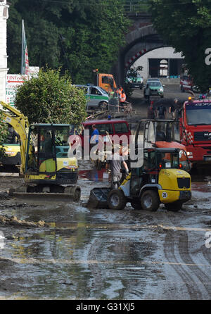 La Bavière, Allemagne. 06 Juin, 2016. L'utilisation des aides pour effacer les excavatrices de boue dans une rue de Simbach am Inn, Allemagne, 06 juin 2016. Sept personnes sont mortes dans la ville à la suite des inondations qui ont également causé des dommages considérables. Dpa : Crédit photo alliance/Alamy Live News Banque D'Images