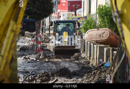 La Bavière, Allemagne. 06 Juin, 2016. Un excavateur efface un trottoir de la boue à Simbach am Inn, Allemagne, 06 juin 2016. Sept personnes sont mortes dans la ville à la suite des inondations qui ont également causé des dommages considérables. Dpa : Crédit photo alliance/Alamy Live News Banque D'Images