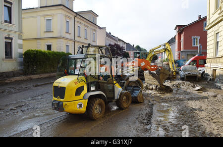 La Bavière, Allemagne. 06 Juin, 2016. Une rue de claire pelles dans la boue Simbach am Inn, Allemagne, 06 juin 2016. Sept personnes sont mortes dans la ville à la suite des inondations qui ont également causé des dommages considérables. Dpa : Crédit photo alliance/Alamy Live News Banque D'Images