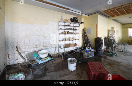 La Bavière, Allemagne. 06 Juin, 2016. Quelques meubles sont laissés dans l'espace de vente d'une boulangerie à Simbach am Inn, Allemagne, 06 juin 2016. Sept personnes sont mortes dans la ville à la suite des inondations qui ont également causé des dommages considérables. Dpa : Crédit photo alliance/Alamy Live News Banque D'Images