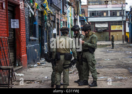 Policiers debout dans la rue. Les rues du Bronx sont le plus grand marché de la drogue en plein air où les bâtiments ressemblent à une zone de guerre, la police d'un des quartiers les plus dangereux de Bogota. Plus de 2 500 agents de police anti-émeute et des soldats lourdement armés ont participé à un raid qui a commencé dans la capitale le "Bronx", c'était par rapport à l'ennui, quartier de New York. (Photo de Daniel Garzón Herazo / Pacific Press) Banque D'Images