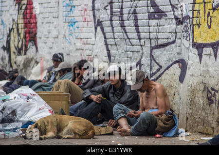 Les rues du Bronx sont le plus grand marché de la drogue en plein air où les bâtiments ressemblent à une zone de guerre, la police d'un des quartiers les plus dangereux de Bogota. Plus de 2 500 agents de police anti-émeute et des soldats lourdement armés ont participé à un raid qui a commencé dans la capitale le "Bronx", c'était par rapport à l'ennui, quartier de New York. (Photo de Daniel Garzón Herazo / Pacific Press) Banque D'Images