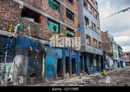 Les rues du Bronx sont le plus grand marché de la drogue en plein air où les bâtiments ressemblent à une zone de guerre, la police d'un des quartiers les plus dangereux de Bogota. Plus de 2 500 agents de police anti-émeute et des soldats lourdement armés ont participé à un raid qui a commencé dans la capitale le "Bronx", c'était par rapport à l'ennui, quartier de New York. (Photo de Daniel Garzón Herazo / Pacific Press) Banque D'Images