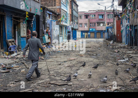 Les rues du Bronx sont le plus grand marché de la drogue en plein air où les bâtiments ressemblent à une zone de guerre, la police d'un des quartiers les plus dangereux de Bogota. Plus de 2 500 agents de police anti-émeute et des soldats lourdement armés ont participé à un raid qui a commencé dans la capitale le "Bronx", c'était par rapport à l'ennui, quartier de New York. (Photo de Daniel Garzón Herazo / Pacific Press) Banque D'Images