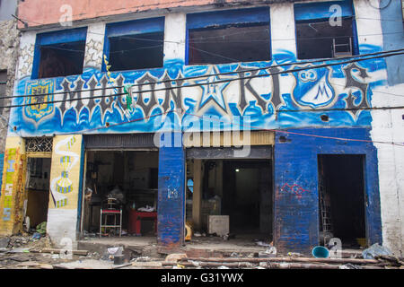Les rues du Bronx sont le plus grand marché de la drogue en plein air où les bâtiments ressemblent à une zone de guerre, la police d'un des quartiers les plus dangereux de Bogota. Plus de 2 500 agents de police anti-émeute et des soldats lourdement armés ont participé à un raid qui a commencé dans la capitale le "Bronx", c'était par rapport à l'ennui, quartier de New York. (Photo de Daniel Garzón Herazo / Pacific Press) Banque D'Images