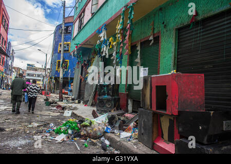 Les rues du Bronx sont le plus grand marché de la drogue en plein air où les bâtiments ressemblent à une zone de guerre, la police d'un des quartiers les plus dangereux de Bogota. Plus de 2 500 agents de police anti-émeute et des soldats lourdement armés ont participé à un raid qui a commencé dans la capitale le "Bronx", c'était par rapport à l'ennui, quartier de New York. (Photo de Daniel Garzón Herazo / Pacific Press) Banque D'Images