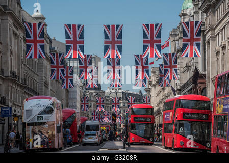 Londres, Royaume-Uni. 6 juin, 2016. Union Jacks décorer Regent Street géant comme bunting, pour célébrer le 90e anniversaire officiel de la Reine de la fin de semaine. Londres 06 Juin 2016 Crédit : Guy Bell/Alamy Live News Banque D'Images