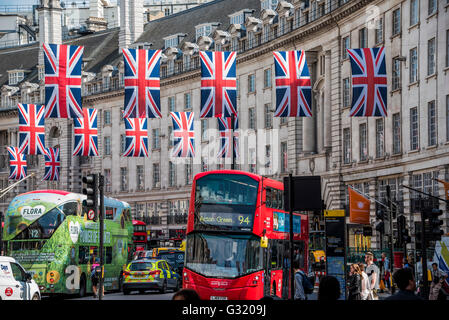 Londres, Royaume-Uni. 6 juin, 2016. Union Jacks décorer Regent Street géant comme bunting, pour célébrer le 90e anniversaire officiel de la Reine de la fin de semaine. Londres 06 Juin 2016 Crédit : Guy Bell/Alamy Live News Banque D'Images