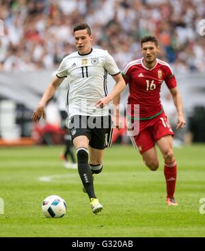 L'Allemagne Julian Draxler (L) en action contre la Hongrie's Balazs Dzsudzsak pendant l'international soccer match amical entre l'Allemagne et la Hongrie à la Veltins Arena de Gelsenkirchen, Allemagne, 04 juin 2016. Photo : THOMAS EISENHUTH/DPA - AUCUN FIL SERVICE - Banque D'Images