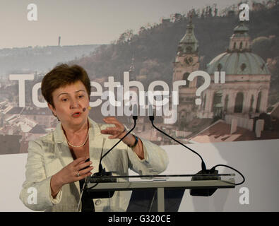 Prague, République tchèque. 06 Juin, 2016. Kristalina Georgieva, vice-président de la CE a déclaré qu'elle partage d'avis que l'approche négative aux réfugiés par les pays de l'Europe découle de ces pays n'ont pas d'expérience avec la société multiculturelle, en raison de laquelle ils se sentent appréhensions à Prague, République tchèque, le 6 juin 2016. © Michal Krumphanzl/CTK Photo/Alamy Live News Banque D'Images