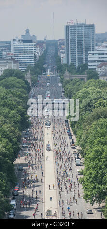 Berlin, Allemagne. Le 05 juin, 2016. Cyclistes roulent le long de la 17. Juni (17 juin Rue) vers le Grosser Stern (Grande Étoile) square à la 40e Rallye vélo à Berlin, Allemagne, 05 juin 2016. Photo : PAUL ZINKEN/dpa/Alamy Live News Banque D'Images