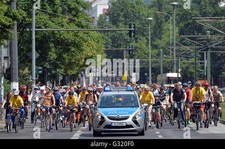 Berlin, Allemagne. Le 05 juin, 2016. Cyclistes roulent le long de la rue Karl Liebknecht à la 40e Rallye vélo à Berlin, Allemagne, 05 juin 2016. Photo : MAURIZIO GAMBARINI/dpa/Alamy Live News Banque D'Images