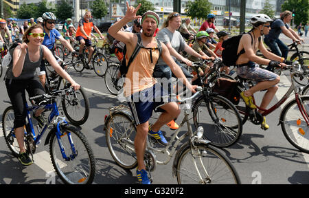 Berlin, Allemagne. Le 05 juin, 2016. Cyclistes roulent le long de la rue Karl Liebknecht à la 40e Rallye vélo à Berlin, Allemagne, 05 juin 2016. Photo : MAURIZIO GAMBARINI/dpa/Alamy Live News Banque D'Images