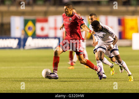 01 juin 2016 : Vancouver Whitecaps 15-year-old rookie Alphonso Davies (67) et d'Ottawa Fury FC Onua Obasi (14) en action lors de la finale du championnat canadien Amway entre Ottawa et Vancouver Whitecaps FC Fury à TD Place Stadium à Ottawa, ON, Canada. Ottawa Fury FC a remporté la première étape de la demi-finale 2-0. Daniel Lea/CSM Banque D'Images