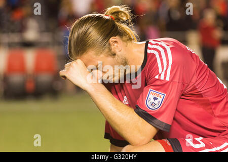 01 juin 2016 : Ottawa Fury FC Lance Rozeboom milieu de terrain (25) dans la pensée après le match de Championnat Canadien Amway entre Ottawa et Vancouver Whitecaps FC Fury à TD Place Stadium à Ottawa, ON, Canada. Ottawa Fury FC a remporté la première étape de la demi-finale 2-0. Daniel Lea/CSM Banque D'Images