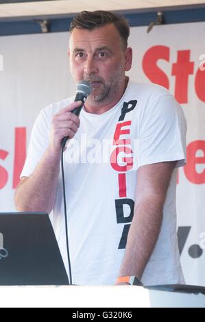 Dresde, Allemagne. 06 Juin, 2016. Pegida co-initiatrice Lutz Bachmann parle à un rassemblement à la place du vieux marché à Dresde, Allemagne, 06 juin 2016. L'anti-Islam européens contre "patriotique l'islamisation de l'Occident" (Pegida) mouvement a appelé à un rassemblement à Dresde. Photo : SEBASTIAN KAHNERT/dpa/Alamy Live News Banque D'Images