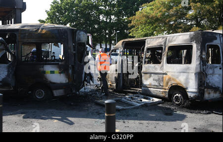 Redhill, Surrey, UK. 6e juin 2016. Plus de détails émergent cet après-midi après trois ambulances prendre feu et l'incendie de s'étendre à l'entrée est de la de l'est l'hôpital de Surrey. Comme une opération de nettoyage commence à la source de l'hôpital ont révélé qu'un homme était à l'arrière de l'ambulance qui a pris feu et l'ambulancier héroïque a risqué sa vie avec un extincteur pour sauver le patient de l'arrière de l'ambulance flamboyant, et d'essayer de lutter contre l'incendie l'incendie avec un extincteur. Credit : uknip/Alamy Live News Banque D'Images