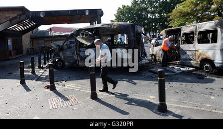 Redhill, Surrey, UK. 6e juin 2016. Plus de détails émergent cet après-midi après trois ambulances prendre feu et l'incendie de s'étendre à l'entrée est de la de l'est l'hôpital de Surrey. Comme une opération de nettoyage commence à la source de l'hôpital ont révélé qu'un homme était à l'arrière de l'ambulance qui a pris feu et l'ambulancier héroïque a risqué sa vie avec un extincteur pour sauver le patient de l'arrière de l'ambulance flamboyant, et d'essayer de lutter contre l'incendie l'incendie avec un extincteur. Credit : uknip/Alamy Live News Banque D'Images