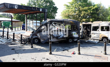 Redhill, Surrey, UK. 6e juin 2016. Plus de détails émergent cet après-midi après trois ambulances prendre feu et l'incendie de s'étendre à l'entrée est de la de l'est l'hôpital de Surrey. Comme une opération de nettoyage commence à la source de l'hôpital ont révélé qu'un homme était à l'arrière de l'ambulance qui a pris feu et l'ambulancier héroïque a risqué sa vie avec un extincteur pour sauver le patient de l'arrière de l'ambulance flamboyant, et d'essayer de lutter contre l'incendie l'incendie avec un extincteur. Credit : uknip/Alamy Live News Banque D'Images