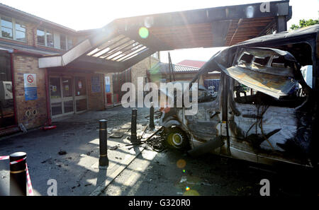 Redhill, Surrey, UK. 6e juin 2016. Plus de détails émergent cet après-midi après trois ambulances prendre feu et l'incendie de s'étendre à l'entrée est de la de l'est l'hôpital de Surrey. Comme une opération de nettoyage commence à la source de l'hôpital ont révélé qu'un homme était à l'arrière de l'ambulance qui a pris feu et l'ambulancier héroïque a risqué sa vie avec un extincteur pour sauver le patient de l'arrière de l'ambulance flamboyant, et d'essayer de lutter contre l'incendie l'incendie avec un extincteur. Credit : uknip/Alamy Live News Banque D'Images