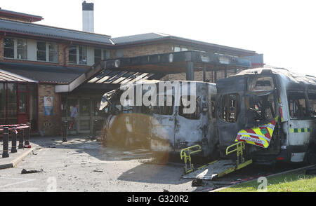 Redhill, Surrey, UK. 6e juin 2016. Plus de détails émergent cet après-midi après trois ambulances prendre feu et l'incendie de s'étendre à l'entrée est de la de l'est l'hôpital de Surrey. Comme une opération de nettoyage commence à la source de l'hôpital ont révélé qu'un homme était à l'arrière de l'ambulance qui a pris feu et l'ambulancier héroïque a risqué sa vie avec un extincteur pour sauver le patient de l'arrière de l'ambulance flamboyant, et d'essayer de lutter contre l'incendie l'incendie avec un extincteur. Credit : uknip/Alamy Live News Banque D'Images