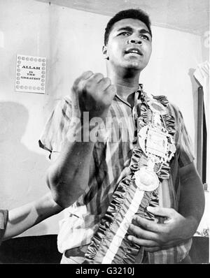Fichier. 3 juin, 2016. MUHAMMAD ALI, le trois fois champion de boxe poids lourd, est décédé à l'âge de 74 ans. Il avait lutté contre une maladie respiratoire. 'La plus grande' était le boxeur dominante des années 1960 et 1970, Ali a remporté une médaille d'or olympique à Rome en 1960, capturé le monde professionnel Heavyweight Championship à trois occasions, et a défendu avec succès son titre 19 fois. Sur la photo : 12 octobre, 1964 - New York, États-Unis - 12 octobre 1964 : Muhammad Ali, montre son poing puissant et sa ceinture de championnat. © Le Palm Beach Post/ZUMA/Alamy Fil Live News Banque D'Images