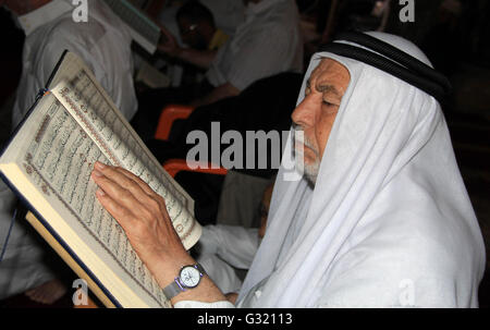 Jérusalem, Jérusalem, territoire palestinien. 6 juin, 2016. Les musulmans palestiniens lire saint Coran, livre saint de l'Islam à la mosquée al-Aqsa, dans la vieille ville de Jérusalem le 6 juin 2016 le premier jour du Ramadan. Plus de 1,5 milliard de musulmans du monde entier vont commencer à célébrer le ramadan la première semaine de juin, au cours de laquelle les musulmans pratiquants vite du crépuscule à l'aube © Mahfouz Abu Turk/APA/Images/fil ZUMA Alamy Live News Banque D'Images