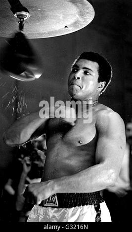 Fichier. 3 juin, 2016. MUHAMMAD ALI, le trois fois champion de boxe poids lourd, est décédé à l'âge de 74 ans. Il avait lutté contre une maladie respiratoire. 'La plus grande' était le boxeur dominante des années 1960 et 1970, Ali a remporté une médaille d'or olympique à Rome en 1960, capturé le monde professionnel Heavyweight Championship à trois occasions, et a défendu avec succès son titre 19 fois. Photo : 1978 - Formation de Muhammad Ali en 1978. © Globe Photos/ZUMAPRESS.com/Alamy Live News Banque D'Images