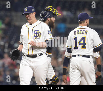 2 juin 2016 - San Diego, USA - SAN DIEGO, le 2 juin, 2016 | lanceur droitier des Padres Ryan Buchter marche off le monticule après avoir été retiré du jeu contre les Mariners dans la septième manche au Petco Park de San Diego, jeudi. | Photo par Hayne Palmour IV/San Diego Union-Tribune/crédit obligatoire : HAYNE PALMOUR IV/SAN DIEGO UNION TRIBUNE-/ZUMA PRESS San Diego Union-Tribune Photo par Hayne Palmour IV copyright 2016 (Crédit Image : © Hayne Palmour iv/San Diego Union-Tribune via Zuma sur le fil) Banque D'Images