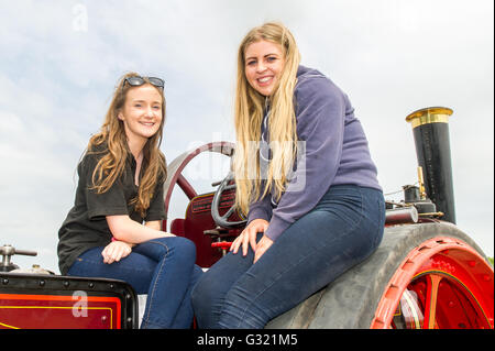 Pitkin, Irlande. 6e juin 2016. Le 19ème Rallye Vintage & vapeur Mooka a eu lieu ce week-end, à l'aide de l'Irish Cancer Society. Leanne Brooks de Carlow et Ruth Rochford de Wexford sont représentées sur un Marshall 1889 moteur de traction à vapeur. Credit : Andy Gibson/Alamy Live News. Banque D'Images